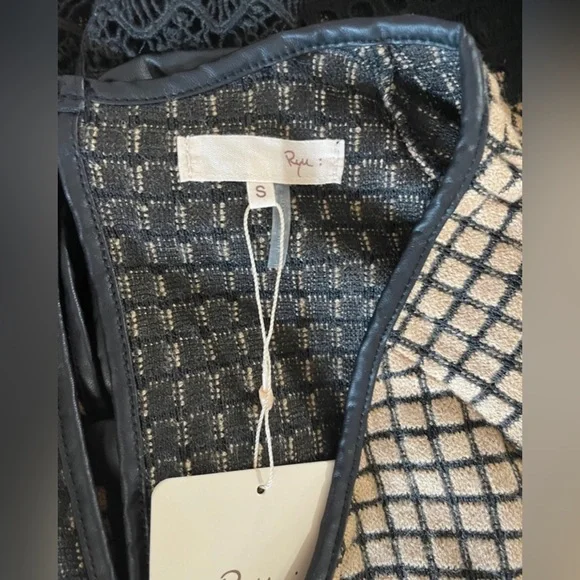 Rye Brown and Black Vintage Inspired Cropped Loose Hanging Style Blouse - Picture 3 of 4